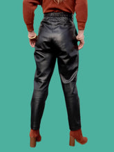 Charger l'image dans la galerie, Pantalon vintage Gwénaëlle - Cuir noir taille haute plissée en V. Taille M, 38, 40. Energy Cuir Paris