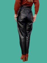 Charger l'image dans la galerie, Pantalon vintage Gwénaëlle - Cuir noir taille haute plissée en V. Taille M, 38, 40. Energy Cuir Paris