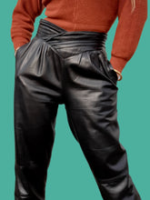 Charger l'image dans la galerie, Pantalon vintage Gwénaëlle - Cuir noir taille haute plissée en V. Taille M, 38, 40. Energy Cuir Paris