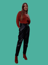 Charger l'image dans la galerie, Pantalon vintage Gwénaëlle - Cuir noir taille haute plissée en V. Taille M, 38, 40. Energy Cuir Paris