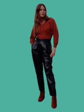 Charger l'image dans la galerie, Pantalon vintage Gwénaëlle - Cuir noir taille haute plissée en V. Taille M, 38, 40. Energy Cuir Paris