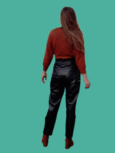 Charger l'image dans la galerie, Pantalon vintage Gwénaëlle - Cuir noir taille haute plissée en V. Taille M, 38, 40. Energy Cuir Paris
