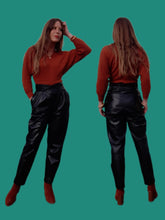 Charger l'image dans la galerie, Pantalon vintage Gwénaëlle - Cuir noir taille haute plissée en V. Taille M, 38, 40. Energy Cuir Paris