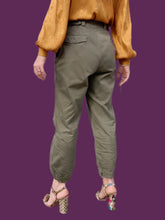 Charger l'image dans la galerie, Pantalon vintage Julia - Treillis militaire kaki. Style cargo. Taille M, 38, 40. SCECAM Paris 1967.