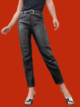 Charger l'image dans la galerie, Pantalon vintage Michèle - Cuir noir. Taille M, 38, 40. Création Estret. Made in France.