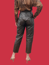 Charger l'image dans la galerie, Pantalon vintage Albertine - Cuir marron. Taille M, 38, 40.