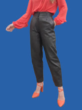 Charger l'image dans la galerie, Pantalon vintage Charlène - Cuir noir. Taille en V et fronces. Taille M, 38, 40.