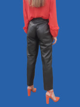 Charger l'image dans la galerie, Pantalon vintage Charlène - Cuir noir. Taille en V et fronces. Taille M, 38, 40.
