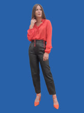 Charger l'image dans la galerie, Pantalon vintage Charlène - Cuir noir. Taille en V et fronces. Taille M, 38, 40.