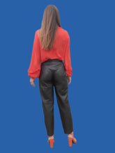 Charger l'image dans la galerie, Pantalon vintage Charlène - Cuir noir. Taille en V et fronces. Taille M, 38, 40.
