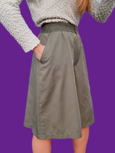 Charger l'image dans la galerie, Short vintage Annie - Lacoste. Vert Kaki. Taille L, 40, 42. Made in France.