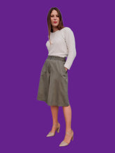 Charger l'image dans la galerie, Short vintage Annie - Lacoste. Vert Kaki. Taille L, 40, 42. Made in France.