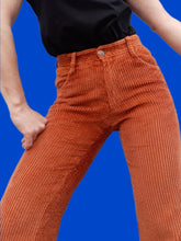 Charger l'image dans la galerie, Pantalon vintage Françoise - Salut les copains. Velours côtelé brique. Taille XS, 34, 36