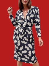 Charger l'image dans la galerie, Robe vintage Rosie - Cache cœur, motif cœurs bleu marine et blanc. Taille L, 40, 42. Franck et Fils. Made in France