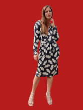 Charger l'image dans la galerie, Robe vintage Rosie - Cache cœur, motif cœurs bleu marine et blanc. Taille L, 40, 42. Franck et Fils. Made in France