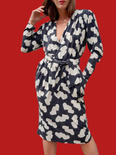 Charger l'image dans la galerie, Robe vintage Rosie - Cache cœur, motif cœurs bleu marine et blanc. Taille L, 40, 42. Franck et Fils. Made in France