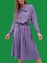 Charger l'image dans la galerie, Robe plissée vintage Luce - Imprimé pied-de-poule gris et violet. Taille M, 38, 40. Devernois Paris. Made in France