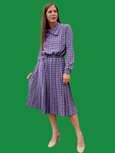 Charger l'image dans la galerie, Robe plissée vintage Luce - Imprimé pied-de-poule gris et violet. Taille M, 38, 40. Devernois Paris. Made in France