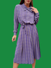Charger l'image dans la galerie, Robe plissée vintage Luce - Imprimé pied-de-poule gris et violet. Taille M, 38, 40. Devernois Paris. Made in France