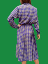 Charger l'image dans la galerie, Robe plissée vintage Luce - Imprimé pied-de-poule gris et violet. Taille M, 38, 40. Devernois Paris. Made in France