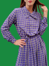 Charger l'image dans la galerie, Robe plissée vintage Luce - Imprimé pied-de-poule gris et violet. Taille M, 38, 40. Devernois Paris. Made in France