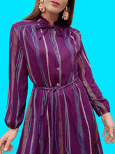 Charger l'image dans la galerie, Robe vintage Camille - Col froufrous. Violette à rayures. Taille S, 36, 38. Atlanta. Made in France