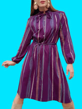 Charger l'image dans la galerie, Robe vintage Camille - Col froufrous. Violette à rayures. Taille S, 36, 38. Atlanta. Made in France