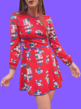 Charger l'image dans la galerie, Robe vintage Marion - Rouge à fleurs bleues. Taille S, 36, 38. Diolen Loft.