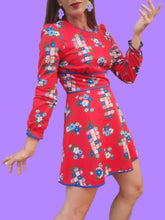 Charger l'image dans la galerie, Robe vintage Marion - Rouge à fleurs bleues. Taille S, 36, 38. Diolen Loft.