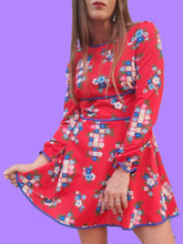 Charger l'image dans la galerie, Robe vintage Marion - Rouge à fleurs bleues. Taille S, 36, 38. Diolen Loft.