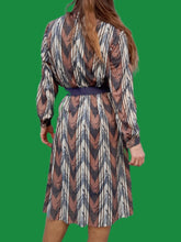 Charger l'image dans la galerie, Robe vintage Ludmila - A rayures zigzag. Taille M, 38, 40. Paul Mausner. Made in France.