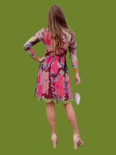 Charger l'image dans la galerie, Robe plissée vintage Randa - Camouflage. Taille XS, 34, 36. Narva Paris. Made in France.