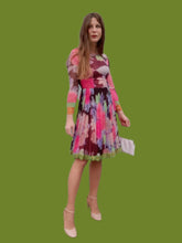 Charger l'image dans la galerie, Robe plissée vintage Randa - Camouflage. Taille XS, 34, 36. Narva Paris. Made in France.