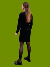 Charger l'image dans la galerie, Robe vintage Magg - Panne de velours noir. Taille M, 38, 40. Pierre Cardin. Made in France.