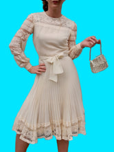 Charger l'image dans la galerie, Robe plissée vintage Leslee - Dentelle écrue. Taille XS, 34, 36. Création Cassandre. Made in France.