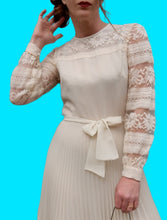 Charger l'image dans la galerie, Robe plissée vintage Leslee - Dentelle écrue. Taille XS, 34, 36. Création Cassandre. Made in France.