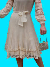 Charger l'image dans la galerie, Robe plissée vintage Leslee - Dentelle écrue. Taille XS, 34, 36. Création Cassandre. Made in France.