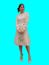 Charger l'image dans la galerie, Robe plissée vintage Leslee - Dentelle écrue. Taille XS, 34, 36. Création Cassandre. Made in France.