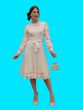 Charger l'image dans la galerie, Robe plissée vintage Leslee - Dentelle écrue. Taille XS, 34, 36. Création Cassandre. Made in France.