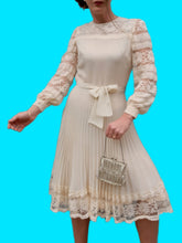 Charger l'image dans la galerie, Robe plissée vintage Leslee - Dentelle écrue. Taille XS, 34, 36. Création Cassandre. Made in France.