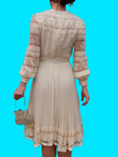 Charger l'image dans la galerie, Robe plissée vintage Leslee - Dentelle écrue. Taille XS, 34, 36. Création Cassandre. Made in France.