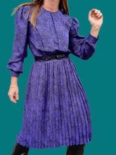 Charger l'image dans la galerie, Robe vintage Manue - Tissu irisé bleu / violet. Taille S ou 36, 38. Made in France.