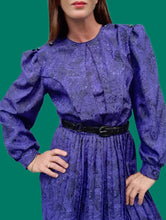 Charger l'image dans la galerie, Robe vintage Manue - Tissu irisé bleu / violet. Taille S ou 36, 38. Made in France.