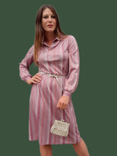 Charger l'image dans la galerie, Robe vintage Sue-Ellen - Tissu satiné rayé rose. Taille S, 36, 38