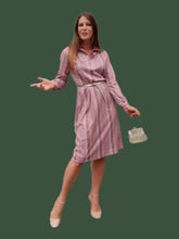 Charger l'image dans la galerie, Robe vintage Sue-Ellen - Tissu satiné rayé rose. Taille S, 36, 38