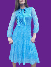 Charger l'image dans la galerie, Robe vintage Prudence - Plis Soleil et col Lavallière. Taille S, 36, 38. Fink Modell