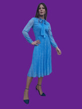 Charger l'image dans la galerie, Robe vintage Prudence - Plis Soleil et col Lavallière. Taille S, 36, 38. Fink Modell