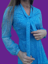 Charger l'image dans la galerie, Robe vintage Prudence - Plis Soleil et col Lavallière. Taille S, 36, 38. Fink Modell