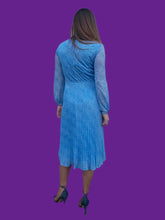 Charger l'image dans la galerie, Robe vintage Prudence - Plis Soleil et col Lavallière. Taille S, 36, 38. Fink Modell