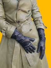 Charger l'image dans la galerie, Gants longs vintage Emma - Cuir de chevreau noir et soie. Taille 6,5. Made in France.